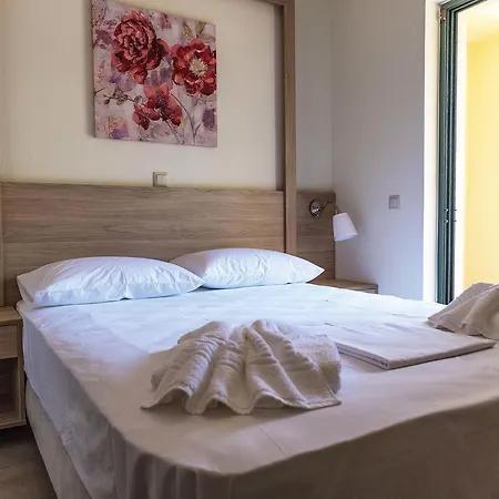 Plumi Apartman Hriszí Aktí Haniá